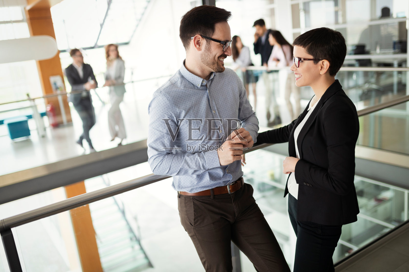 商务人士握手，结束会议照片摄影图片