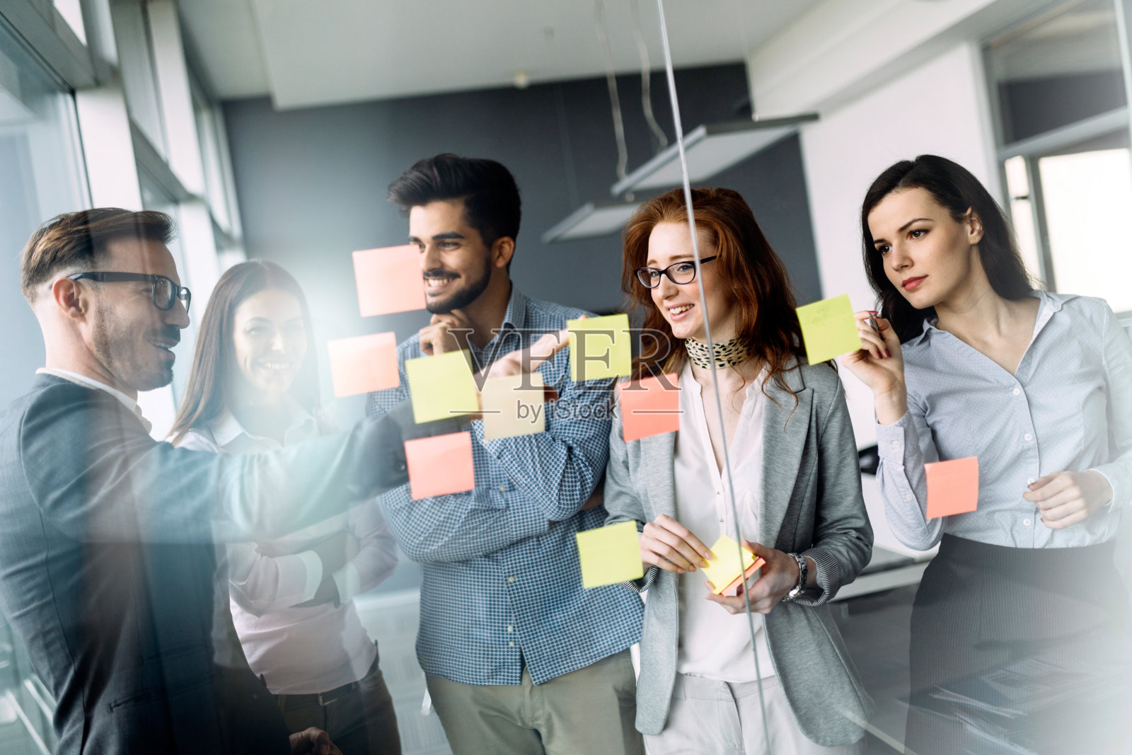 公司业务团队和经理开会照片摄影图片