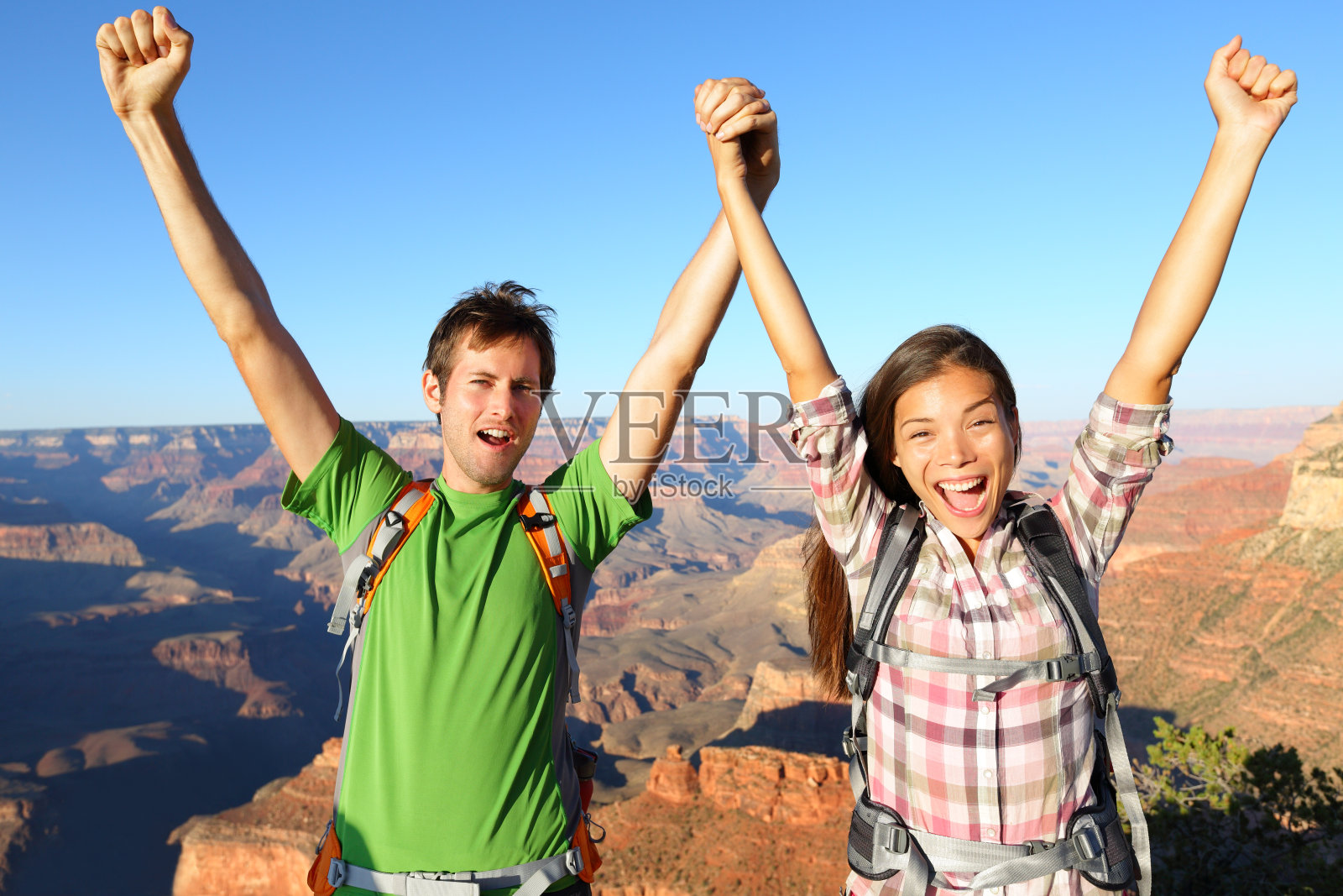 快乐的人们在大峡谷欢呼庆祝照片摄影图片