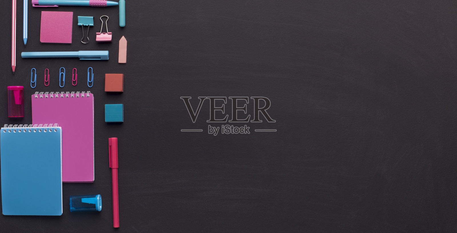 蓝色和粉色的学校文具给男孩和女孩照片摄影图片