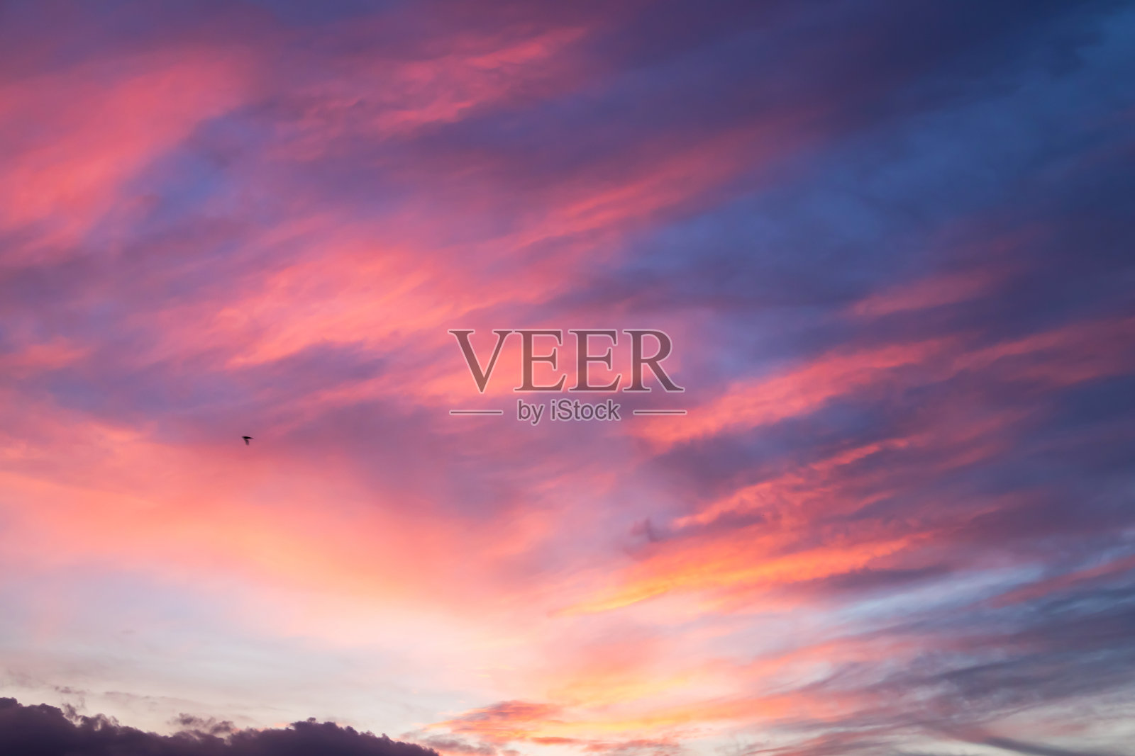 日落的天空与惊人的云彩阴影的红色，自然的背景。照片摄影图片