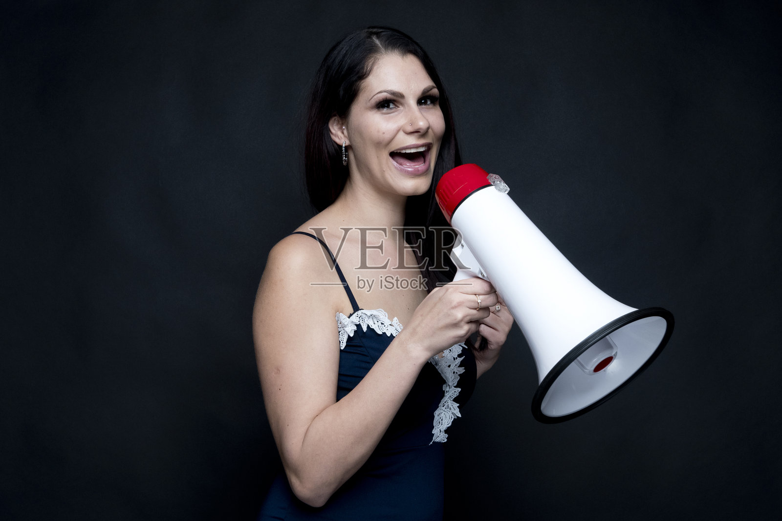 穿着睡衣的漂亮女人照片摄影图片