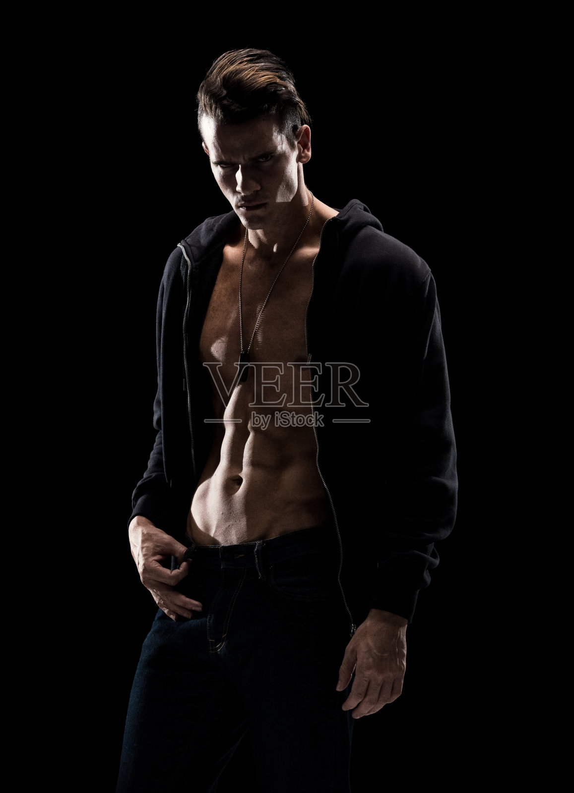 美丽性感的男人穿着连帽衬衫/夹克和慢慢脱衣服照片摄影图片