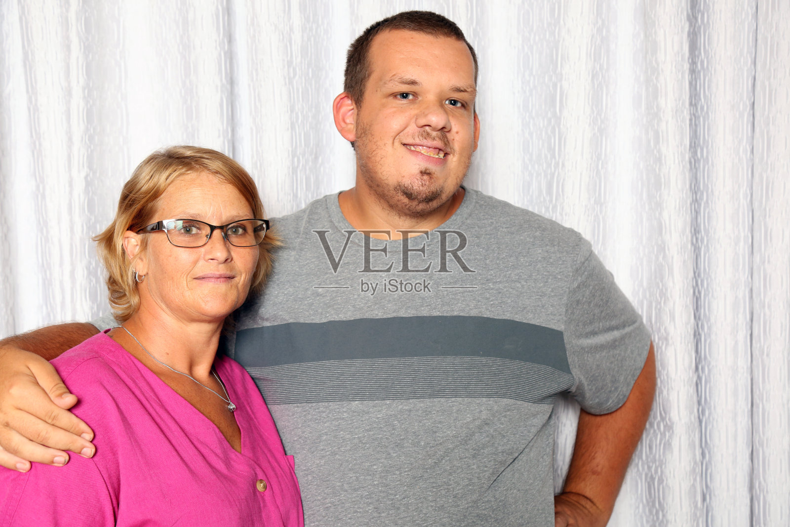 护理员与自闭症男子合影照片摄影图片