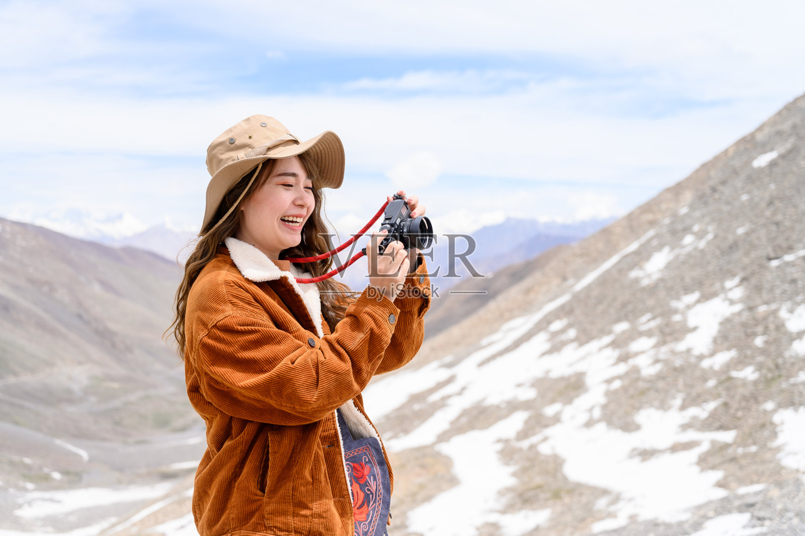 肖像的年轻亚洲女人谈论照片上的雪山，户外和旅行者的概念照片摄影图片
