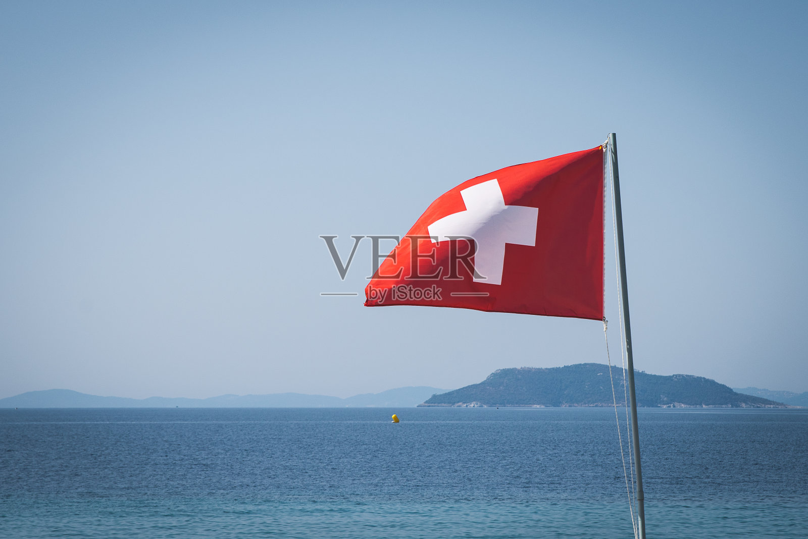 瑞士国旗在海上照片摄影图片