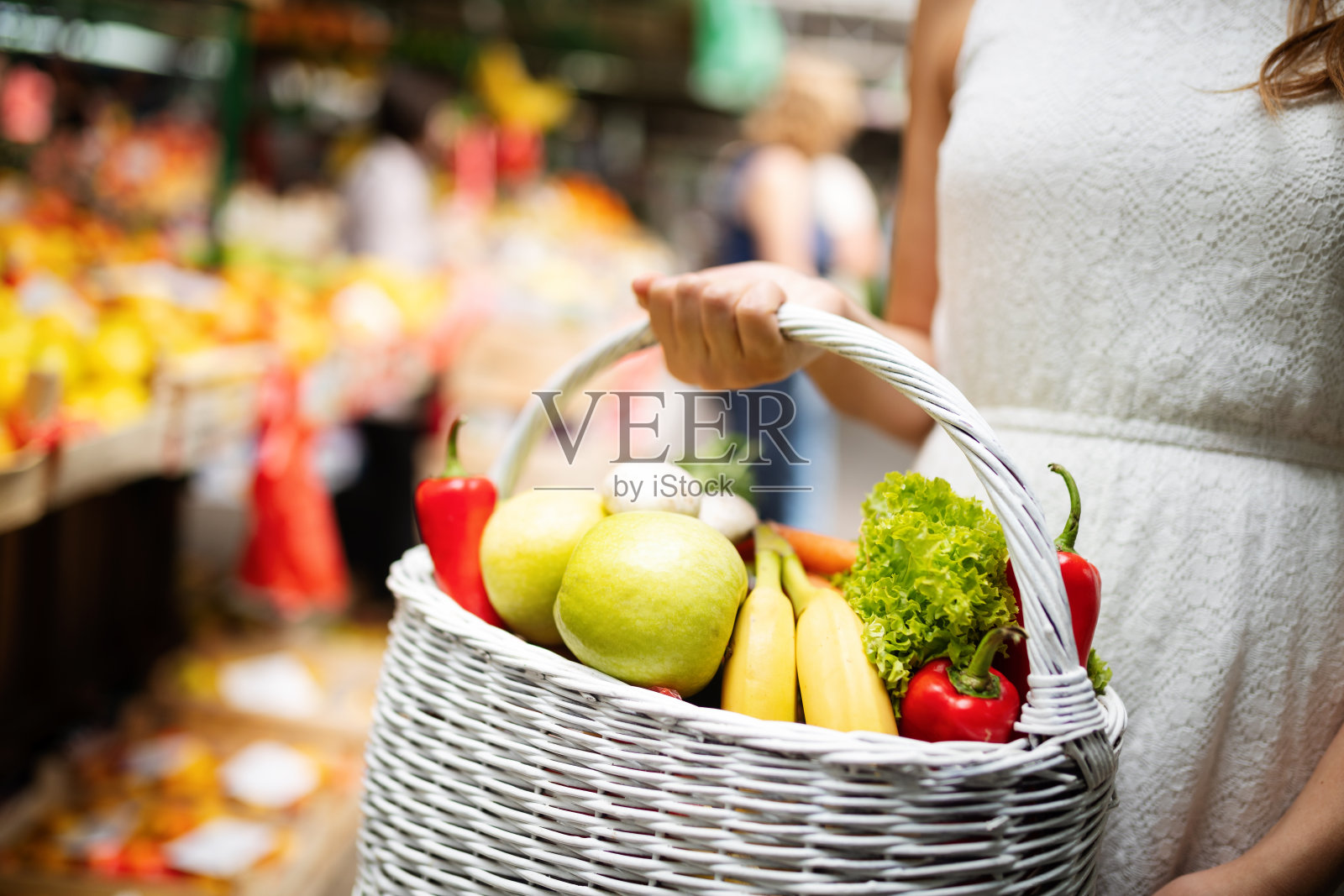 年轻女子在市场上购买健康食品照片摄影图片