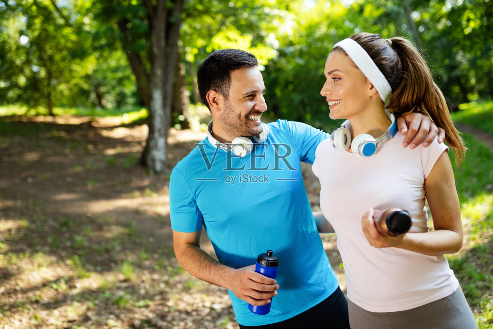 运动快乐的情侣一起锻炼。体育的概念照片摄影图片