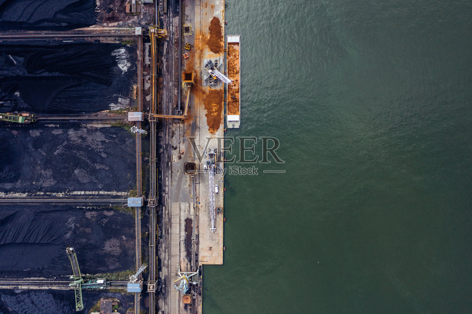 无人机拍摄的船厂。照片摄影图片