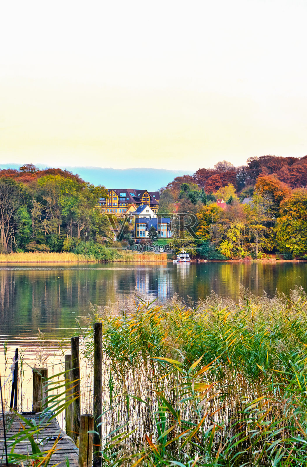 古老的船屋古老的房子在湖边的树林里。在森林里的帆船。照片摄影图片