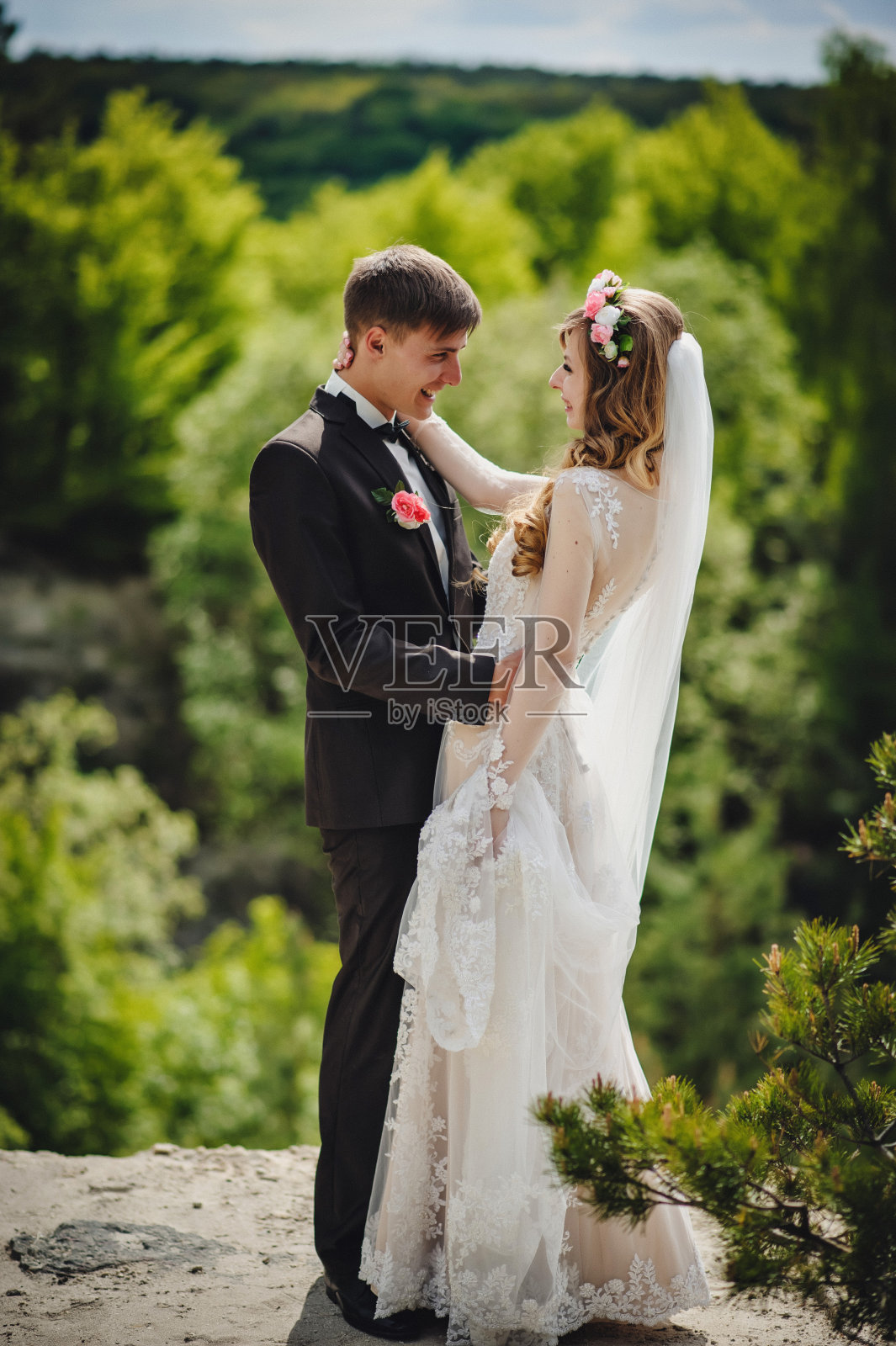 新娘和新郎对自然。乡村里一对迷人的夫妇的肖像。婚礼临近石砌、石砌墙。新婚夫妇在户外结婚。照片摄影图片