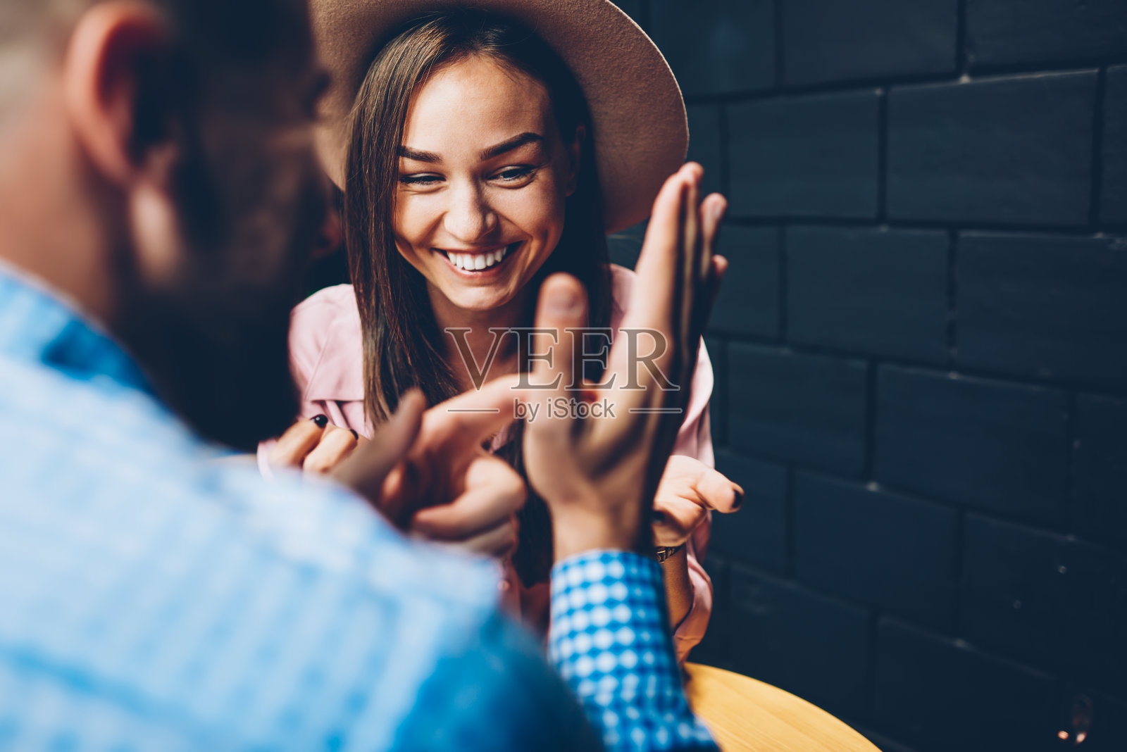 男性和女性最好的朋友一起开心地笑在咖啡馆内部休息，穿着时髦的微笑嬉皮士女孩感觉快乐的约会与她的男朋友花时间交流照片摄影图片