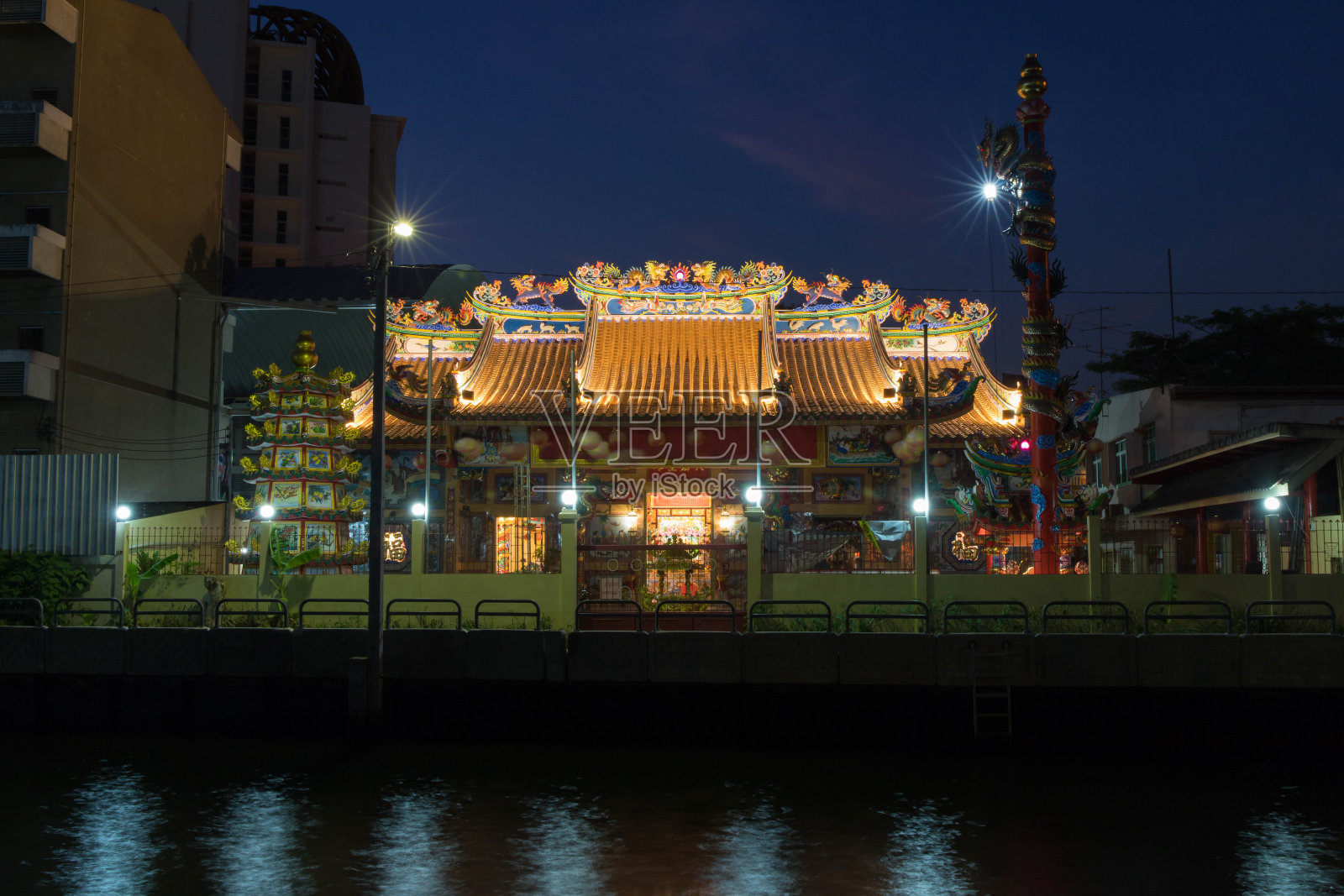 泰国曼谷运河附近的中国神社照片摄影图片