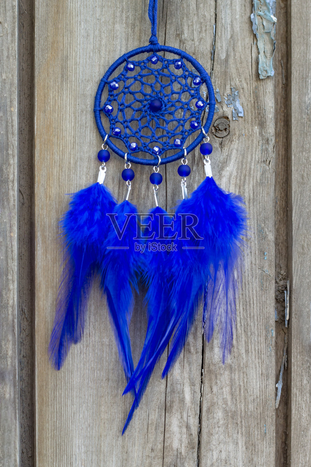 手工捕梦网，用羽毛、线和珠子绳挂照片摄影图片