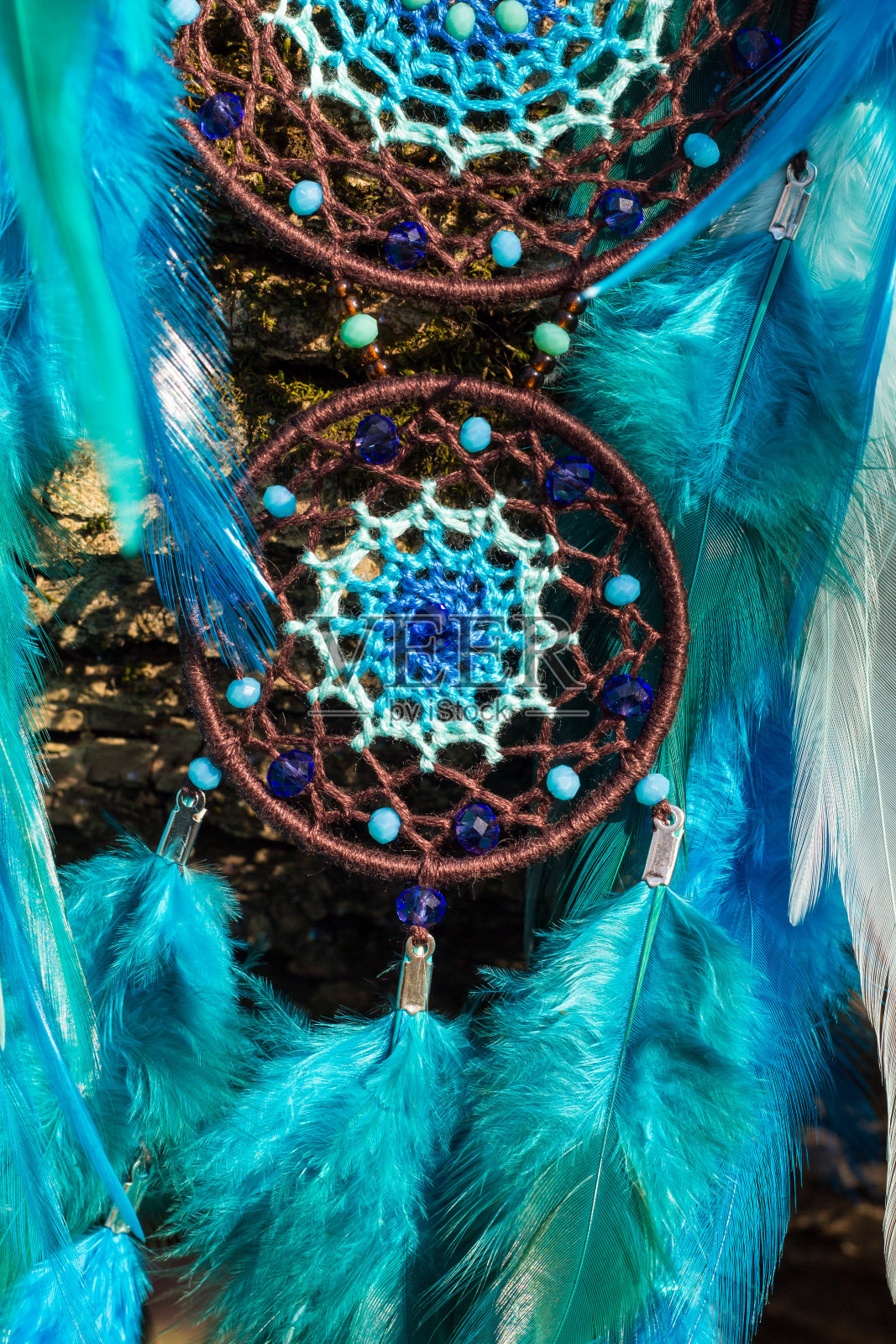 手工捕梦网，用羽毛、线和珠子绳挂照片摄影图片