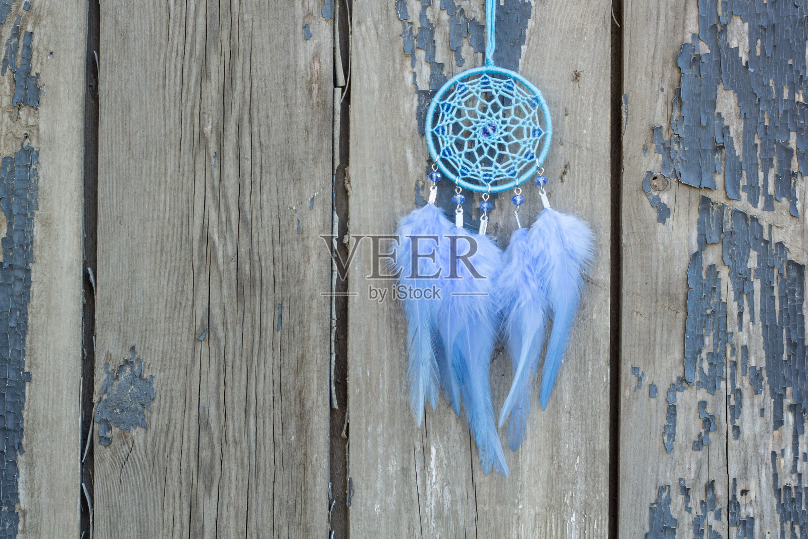 手工捕梦网，用羽毛、线和珠子绳挂照片摄影图片