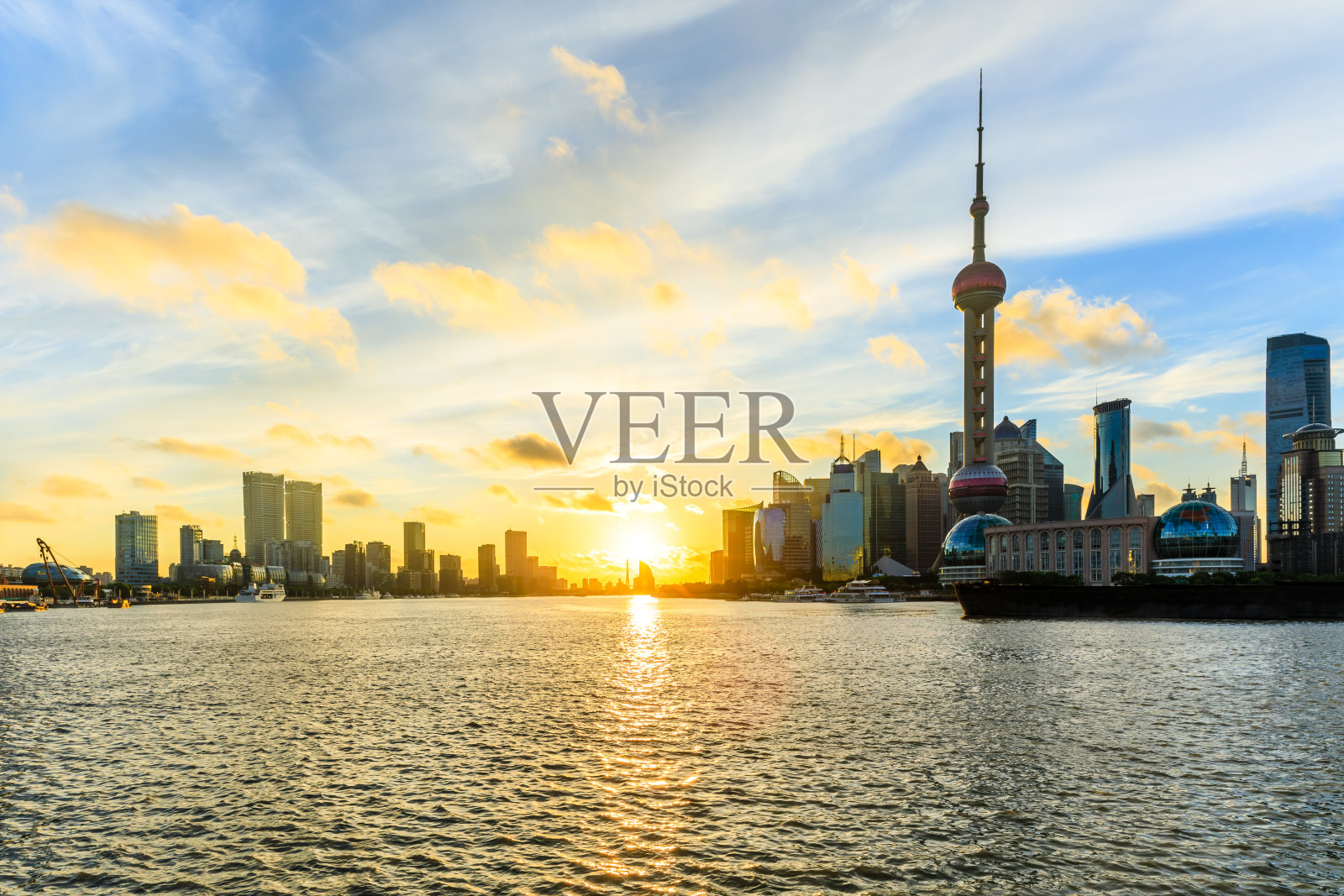 上海天际线和黄浦江的日出景色照片摄影图片