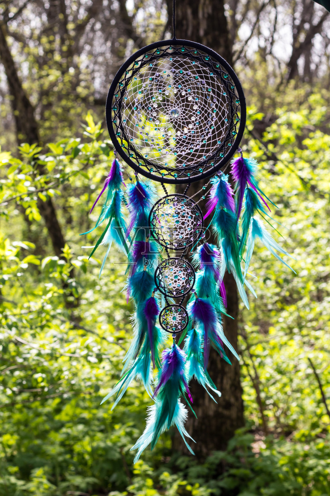 手工捕梦网，用羽毛、线和珠子绳挂照片摄影图片