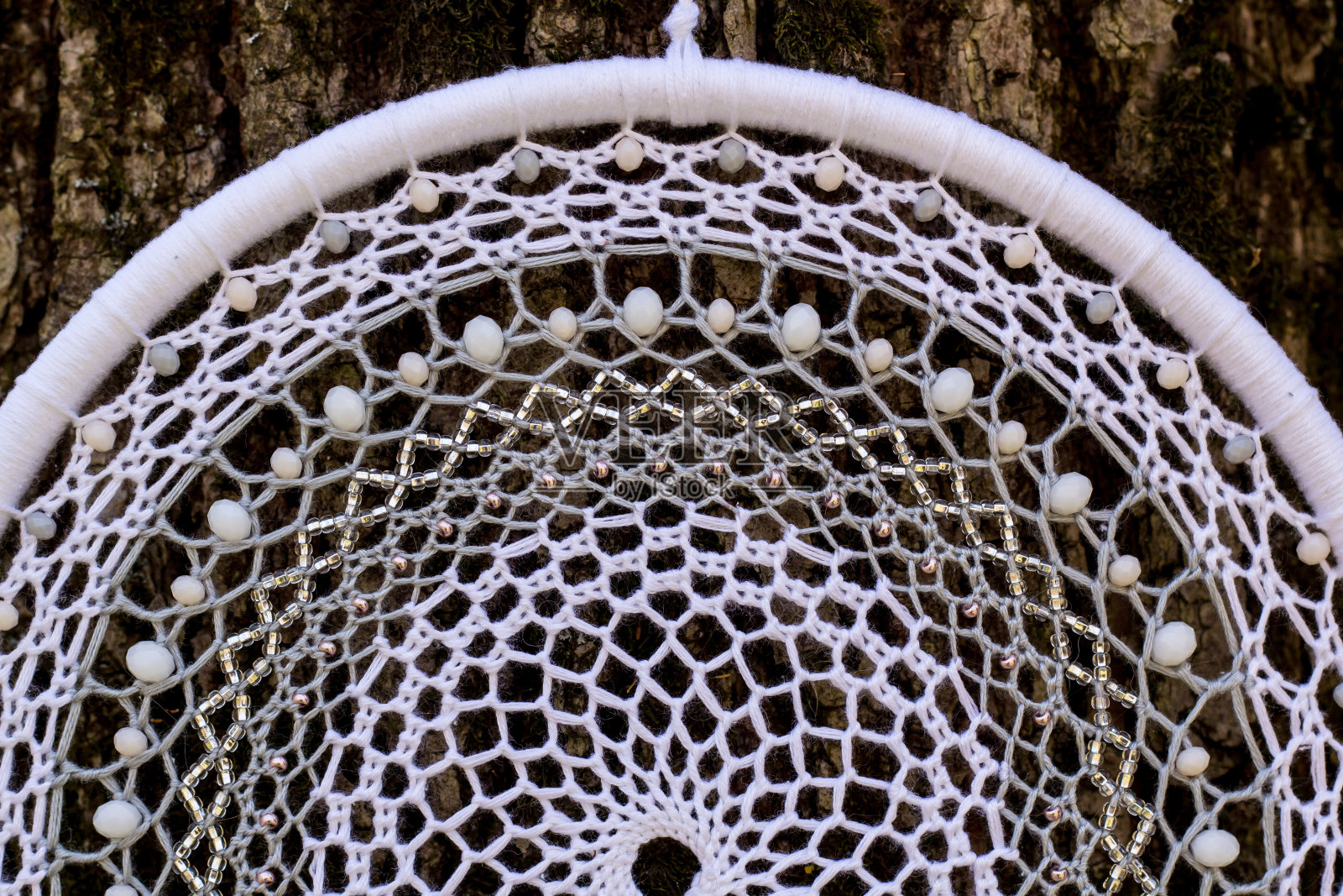 手工捕梦网，用羽毛、线和珠子绳挂照片摄影图片