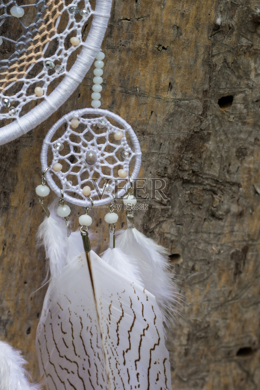 手工捕梦网，用羽毛、线和珠子绳挂照片摄影图片