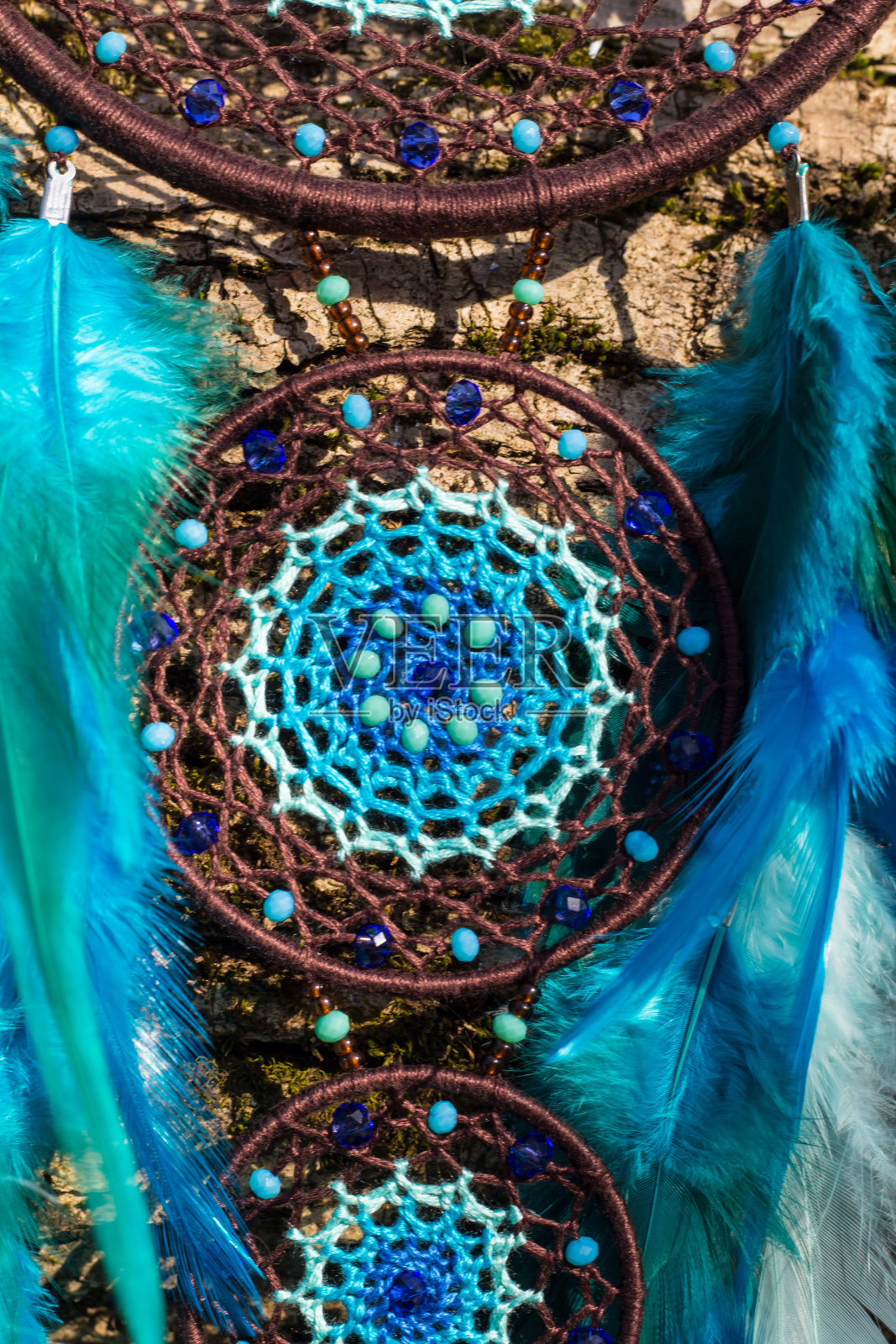 手工捕梦网，用羽毛、线和珠子绳挂照片摄影图片