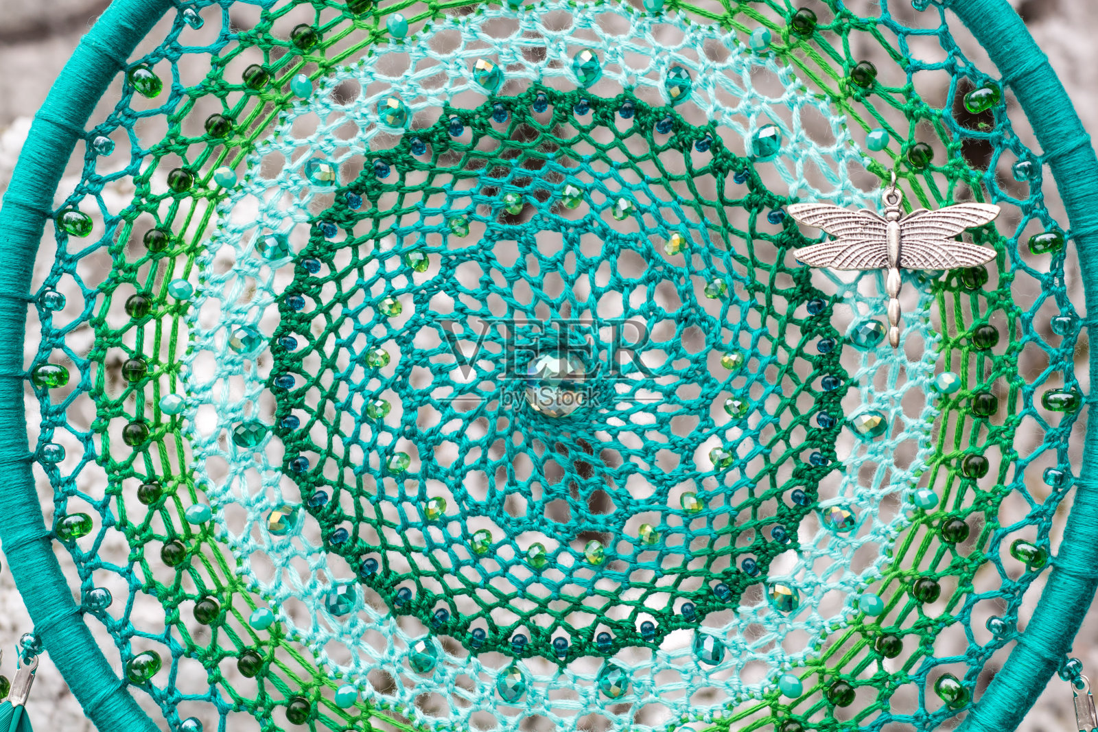 手工捕梦网，用羽毛、线和珠子绳挂照片摄影图片