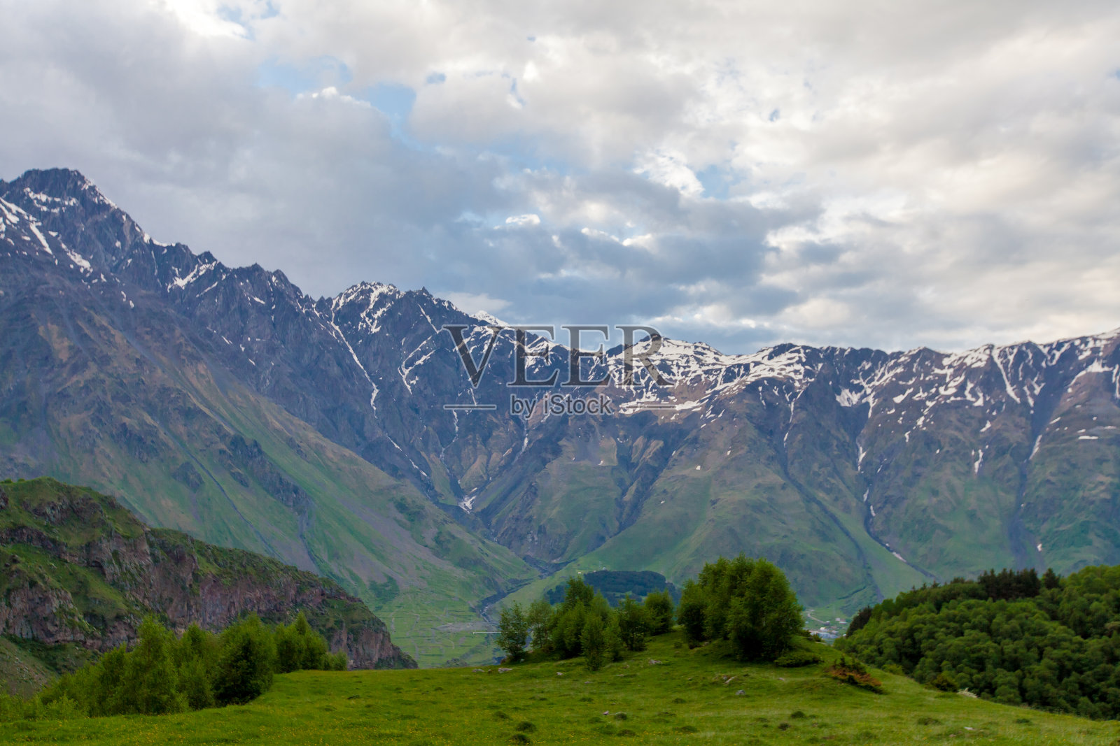 山脉岩石景观与多云戏剧性的天空照片摄影图片