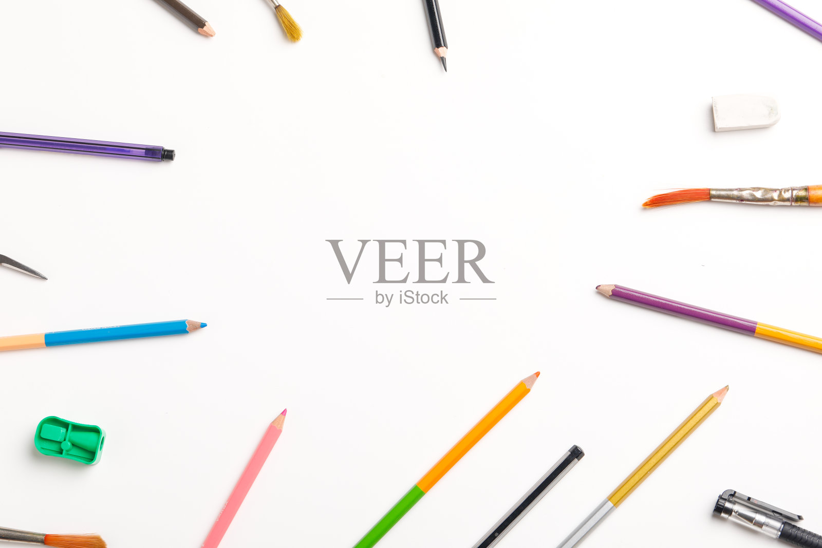 白色背景上的眼镜和彩色铅笔照片摄影图片