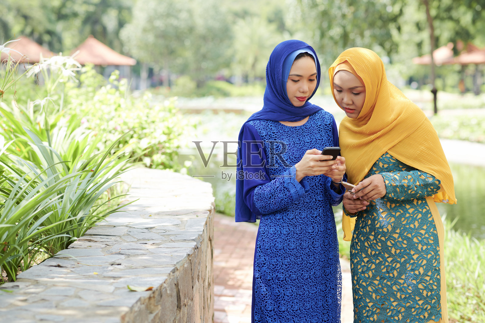 女人向朋友展示手机应用程序照片摄影图片