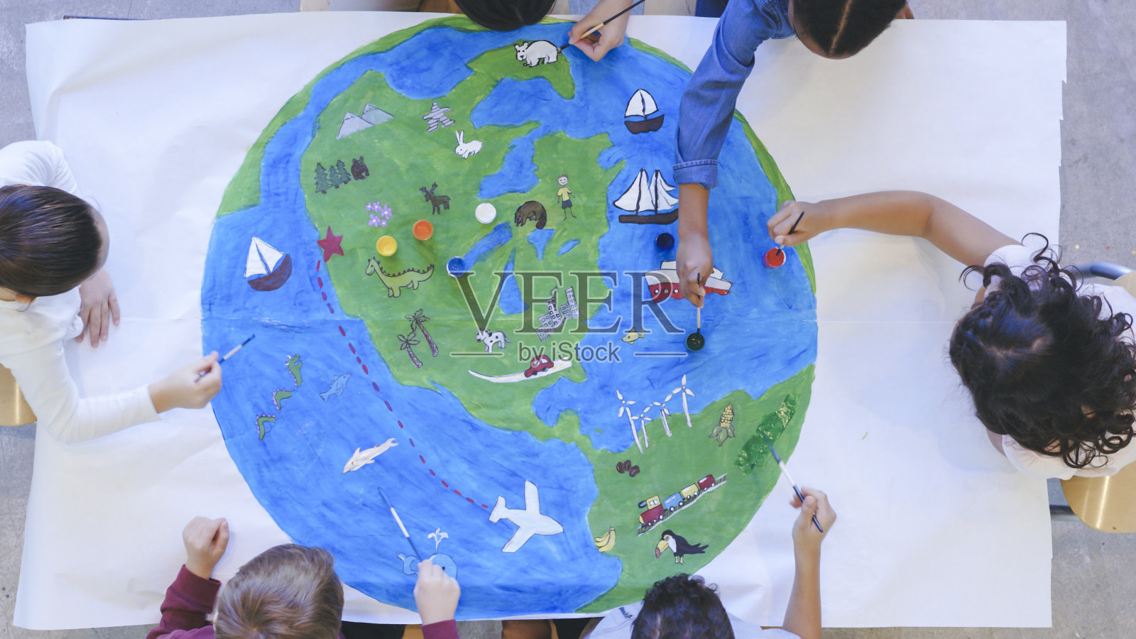 孩子们画着世界壁画照片摄影图片