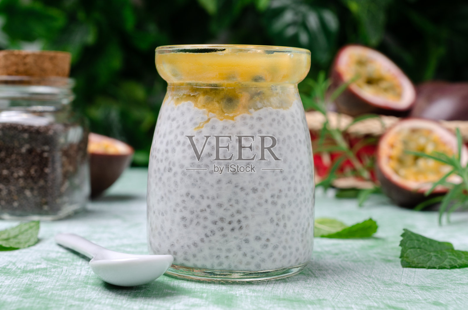 加奇亚籽和百香果的乳制品甜点照片摄影图片