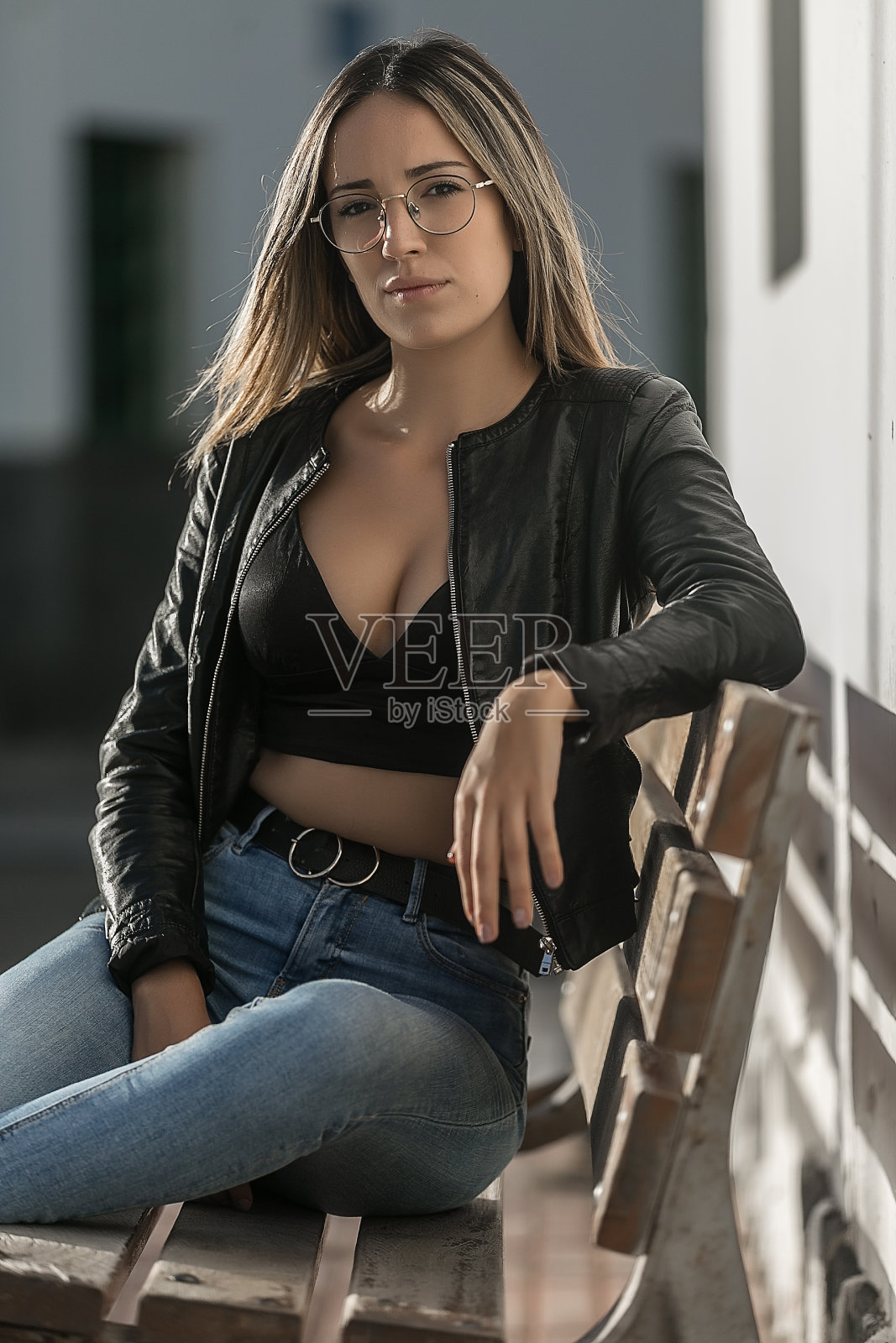 手托着下巴坐着的女人照片摄影图片