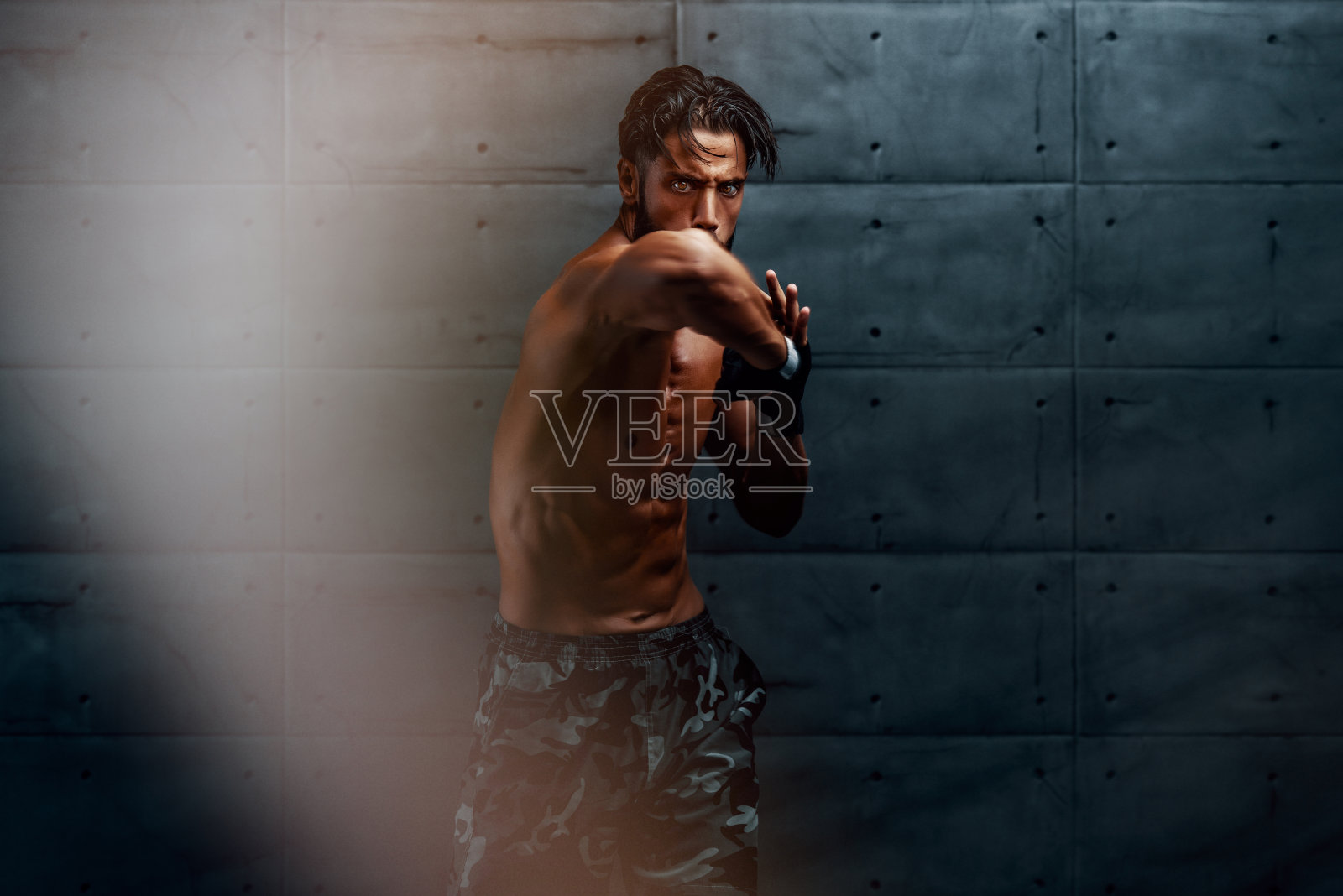 综合格斗，跆拳道男子练习他的格斗技巧照片摄影图片