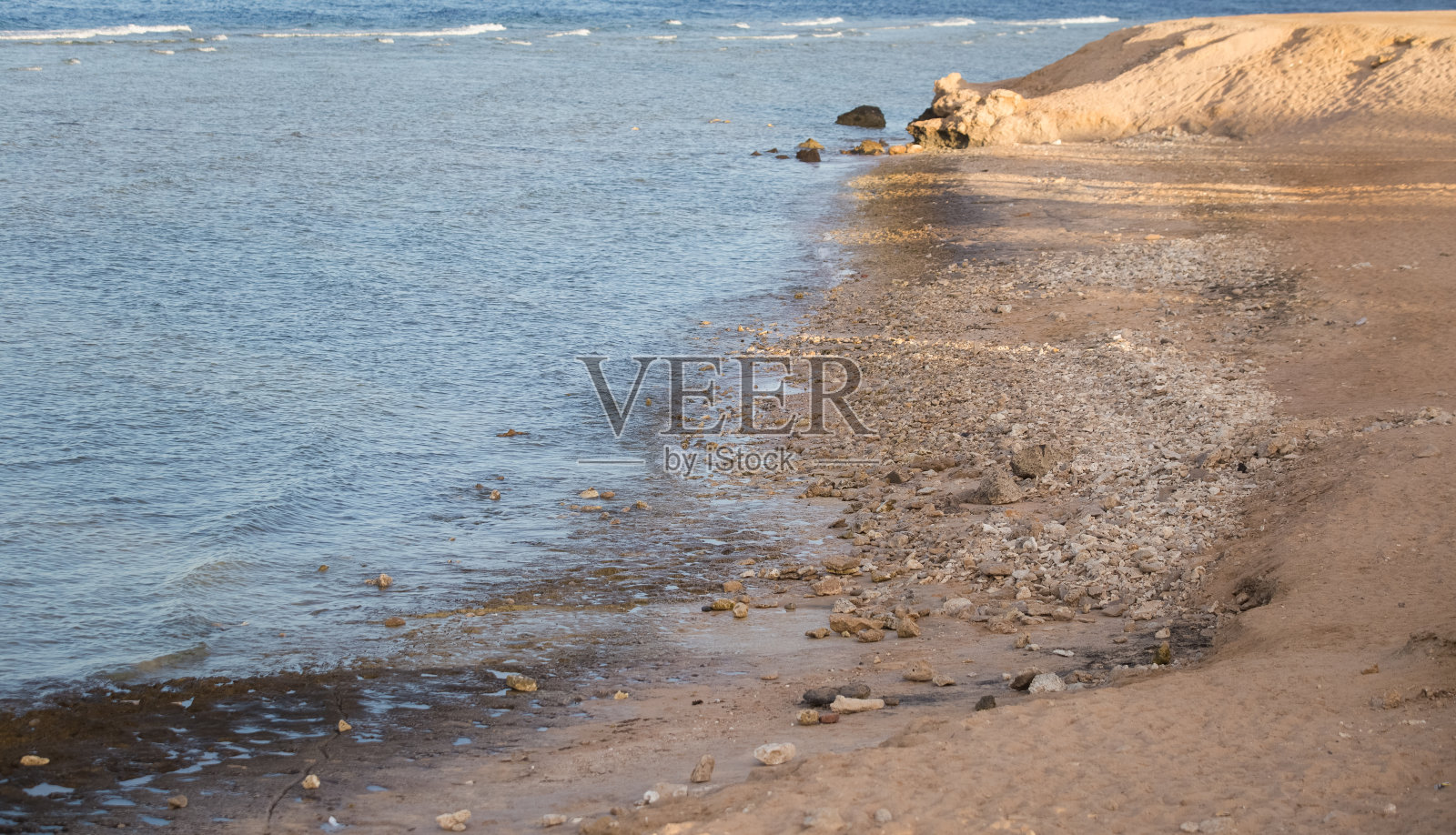 海浪由夏季的海滩背景照片摄影图片