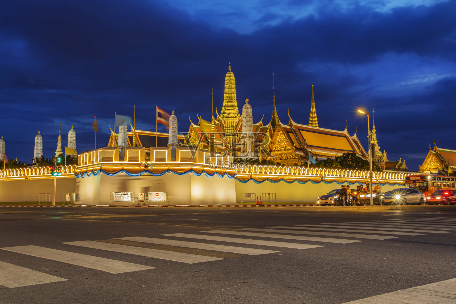 晚上的大宫殿。曼谷的佛寺或寺拉塔纳寺中心。照片摄影图片