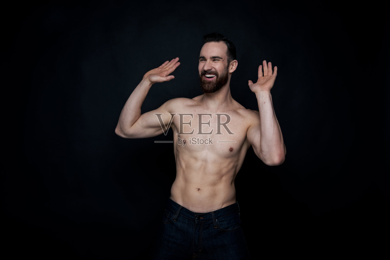 英俊的男子赤膊上的黑色背景照片摄影图片