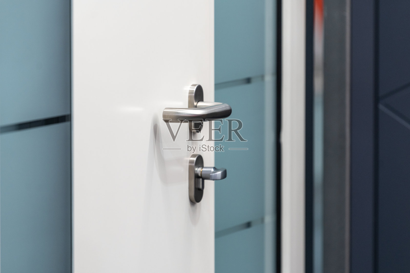 入口门与金属把手的特写照片照片摄影图片