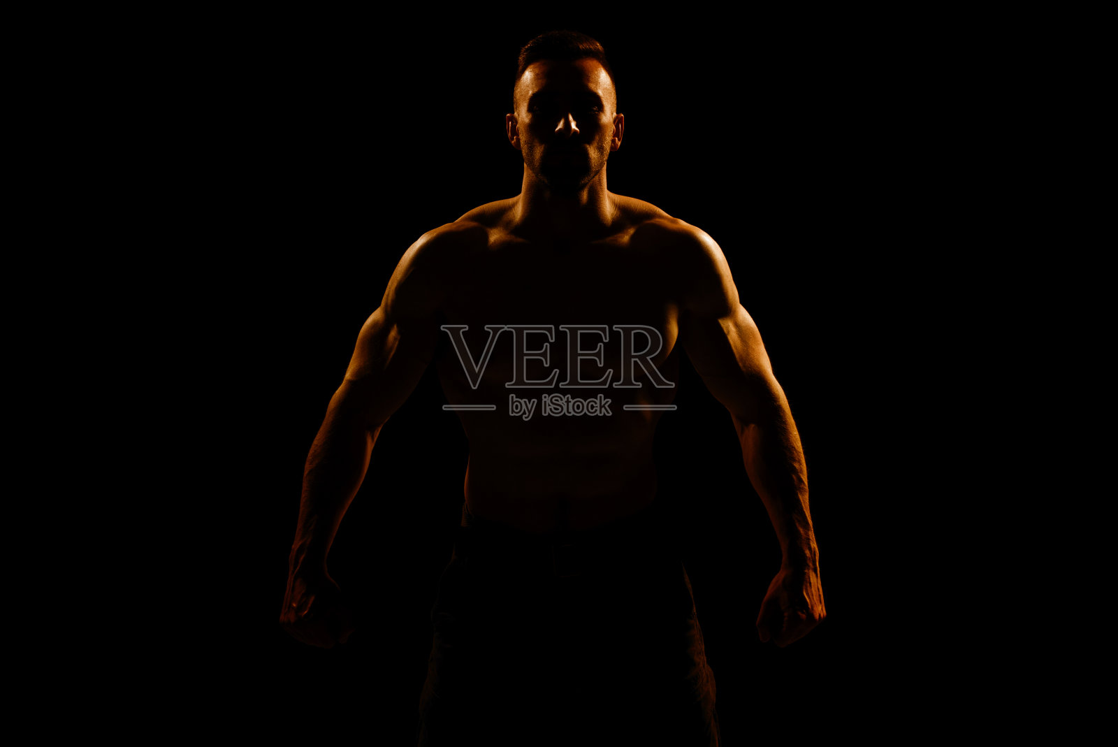 轮廓肌肉男子摆姿势在孤立的黑色背景照片摄影图片