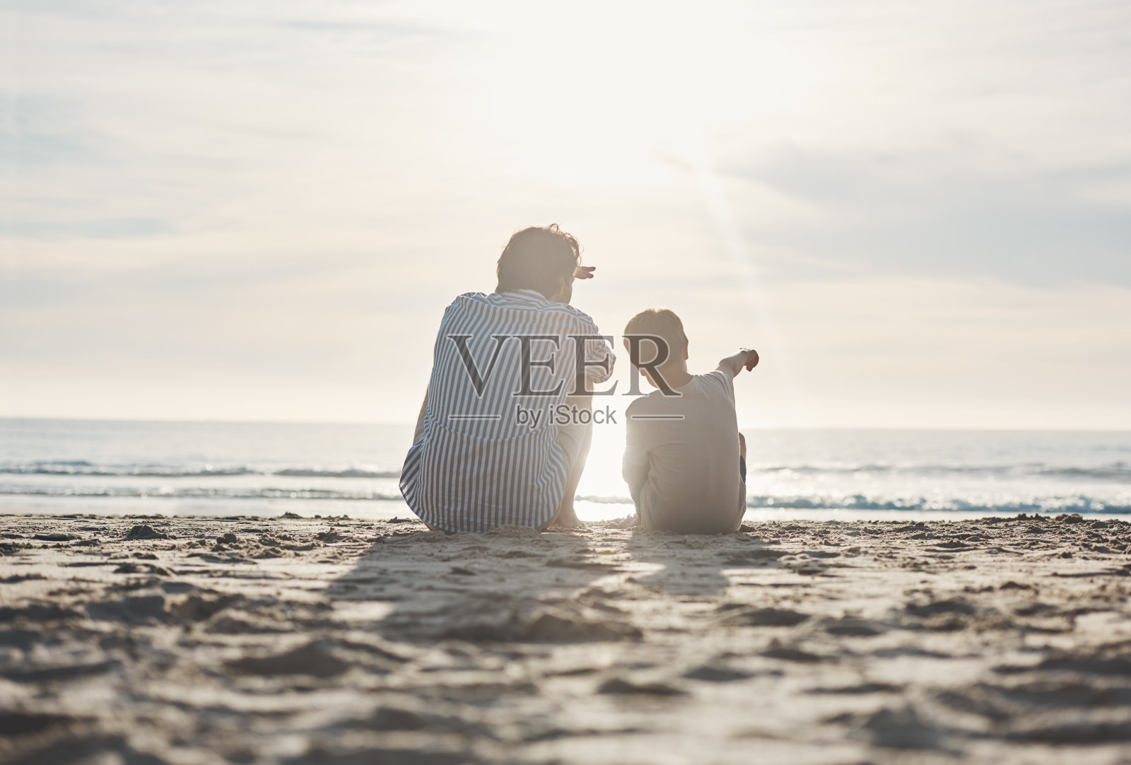 爸爸，看那边!照片摄影图片