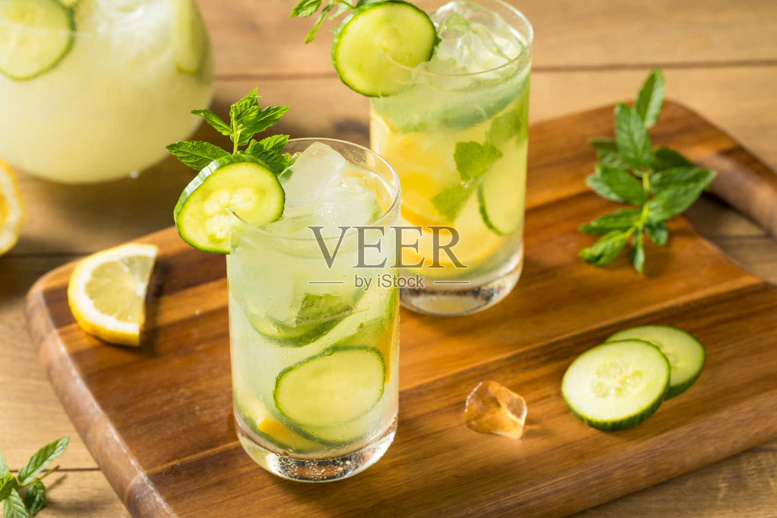 自制黄瓜薄荷柠檬水照片摄影图片