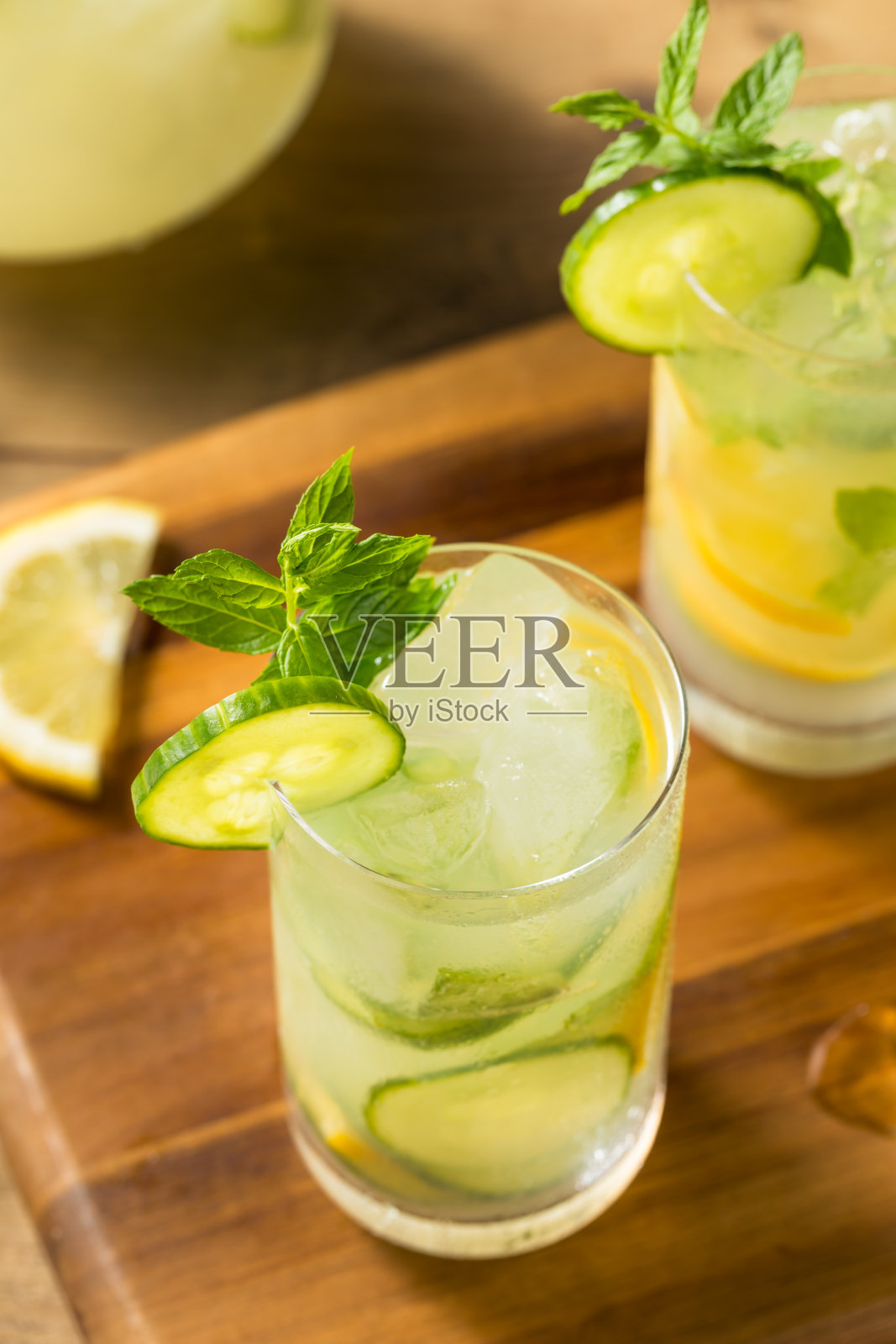 自制黄瓜薄荷柠檬水照片摄影图片