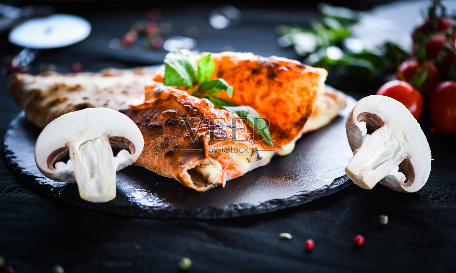 美味的意大利馅饼配上新鲜的食材和蔬菜照片摄影图片