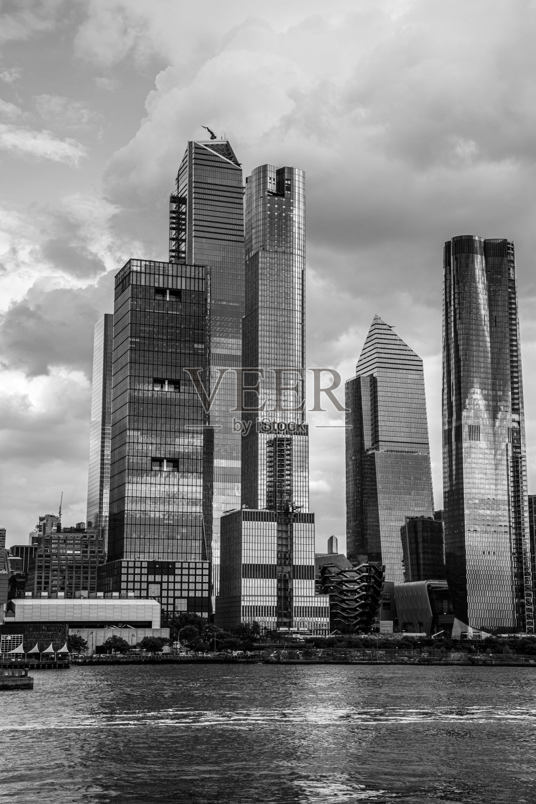 从哈德逊河上的一艘船上看哈德逊城市广场照片摄影图片