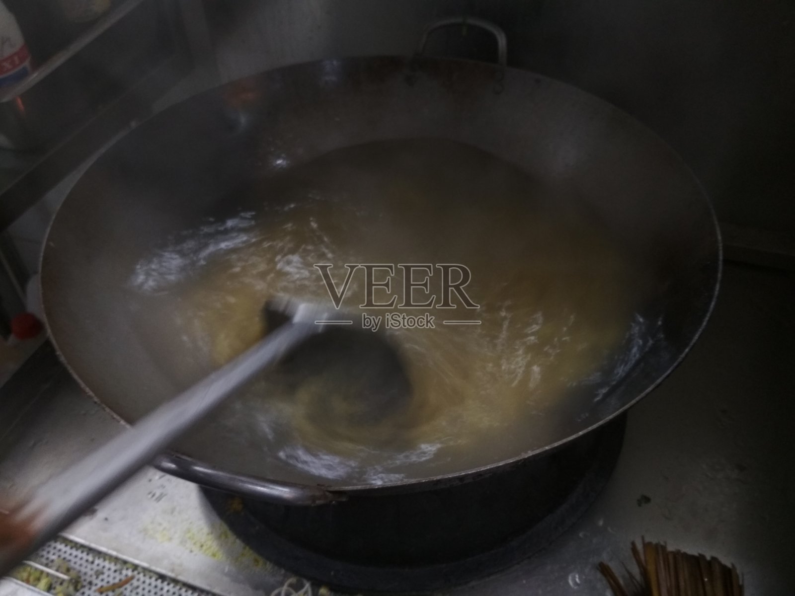 在大炉子上烹饪螺旋形意大利面，因为烹饪的工作量很大照片摄影图片