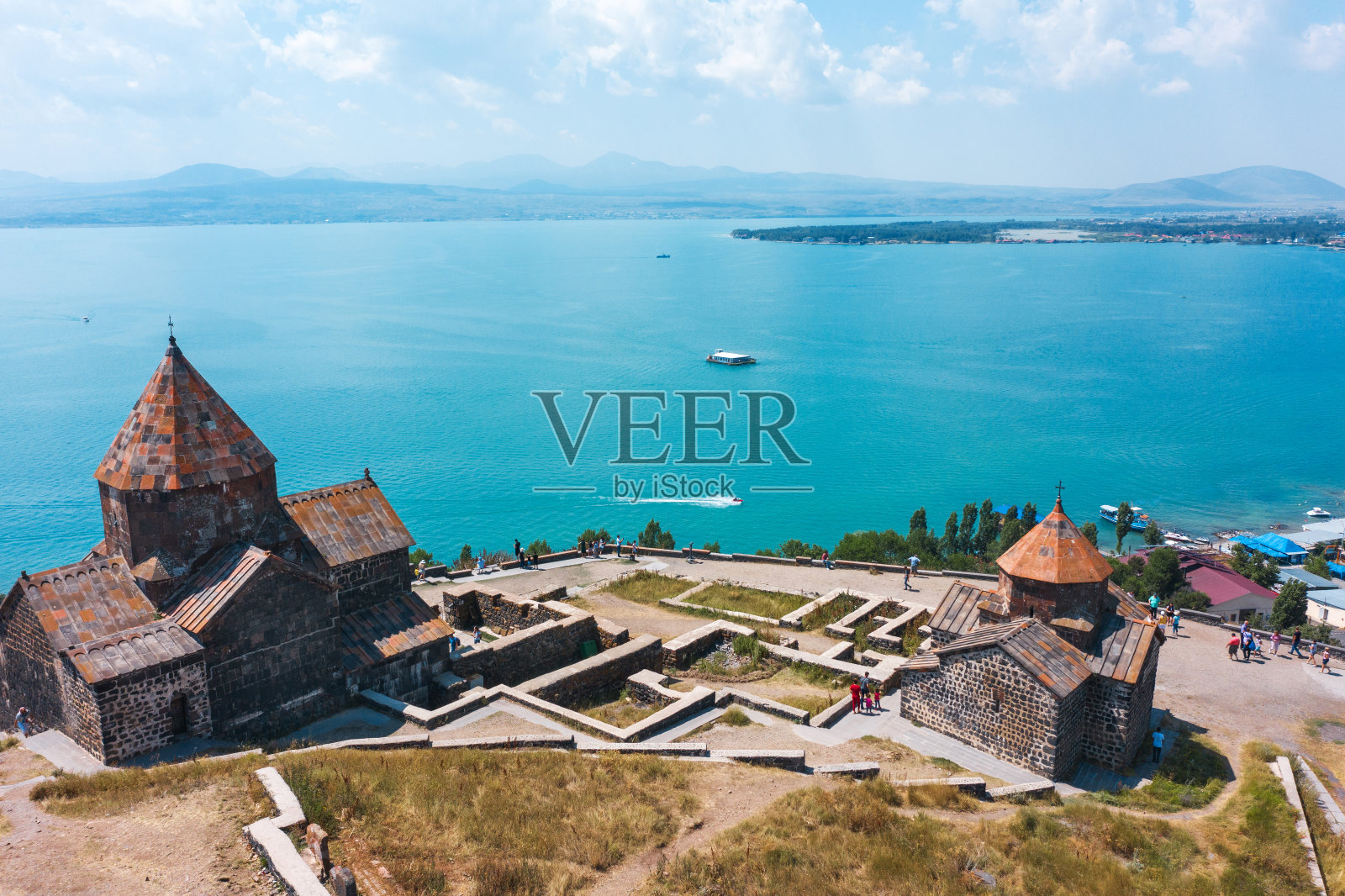 塞万湖边的古老修道院照片摄影图片