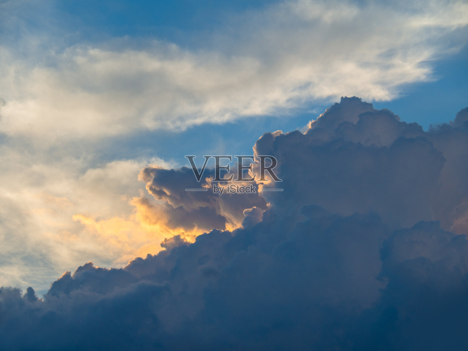 日落时分的天空，阳光明媚的背景，蓝天白云，自然景观照片摄影图片