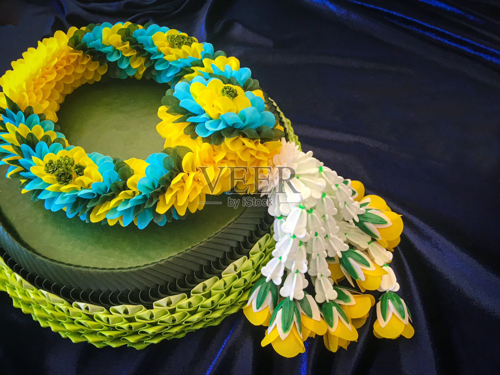 泰国传统茉莉花花环和五彩缤纷的花朵照片摄影图片