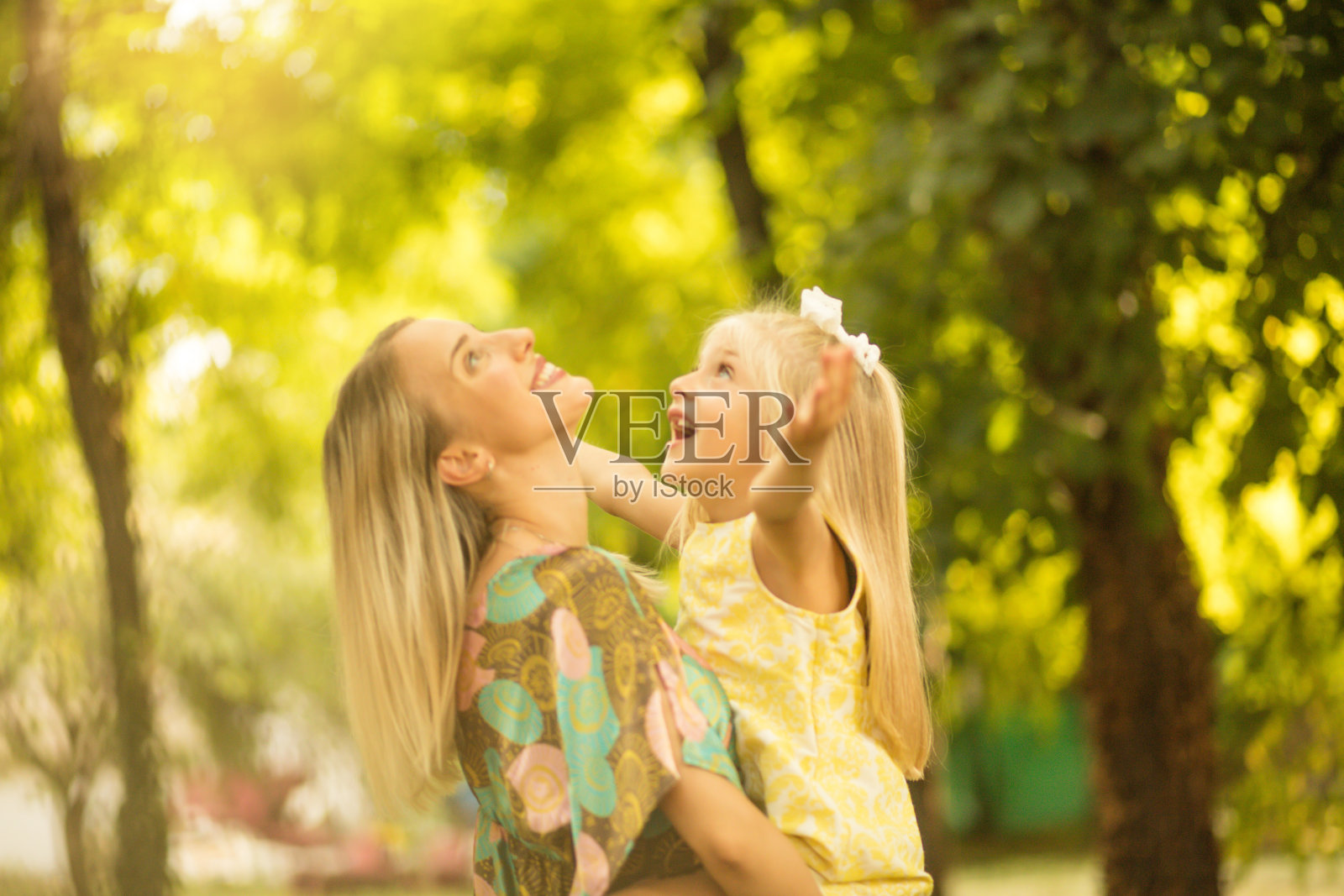 向太阳伸开双臂。照片摄影图片