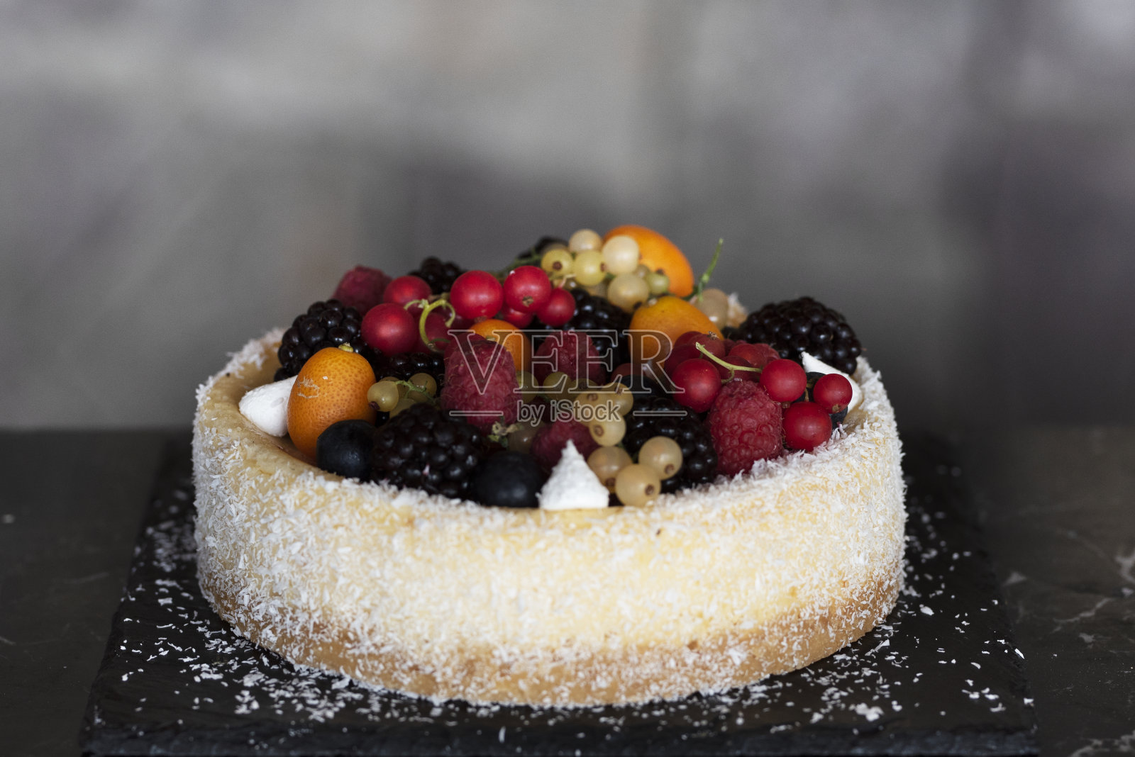 蓝木背景上的奶酪蛋糕和一杯咖啡。照片摄影图片