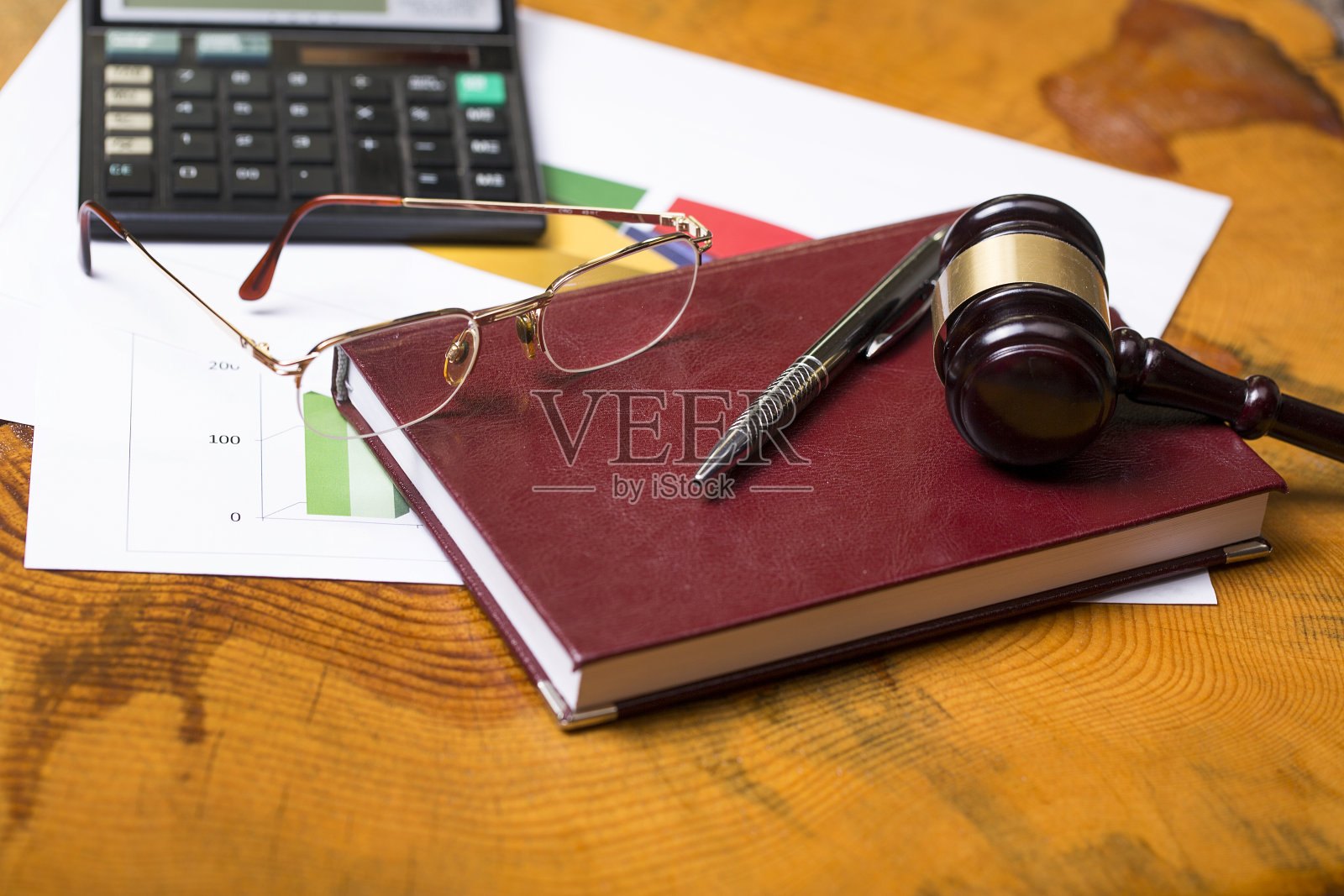 劳动法概念，雕塑和槌子照片摄影图片